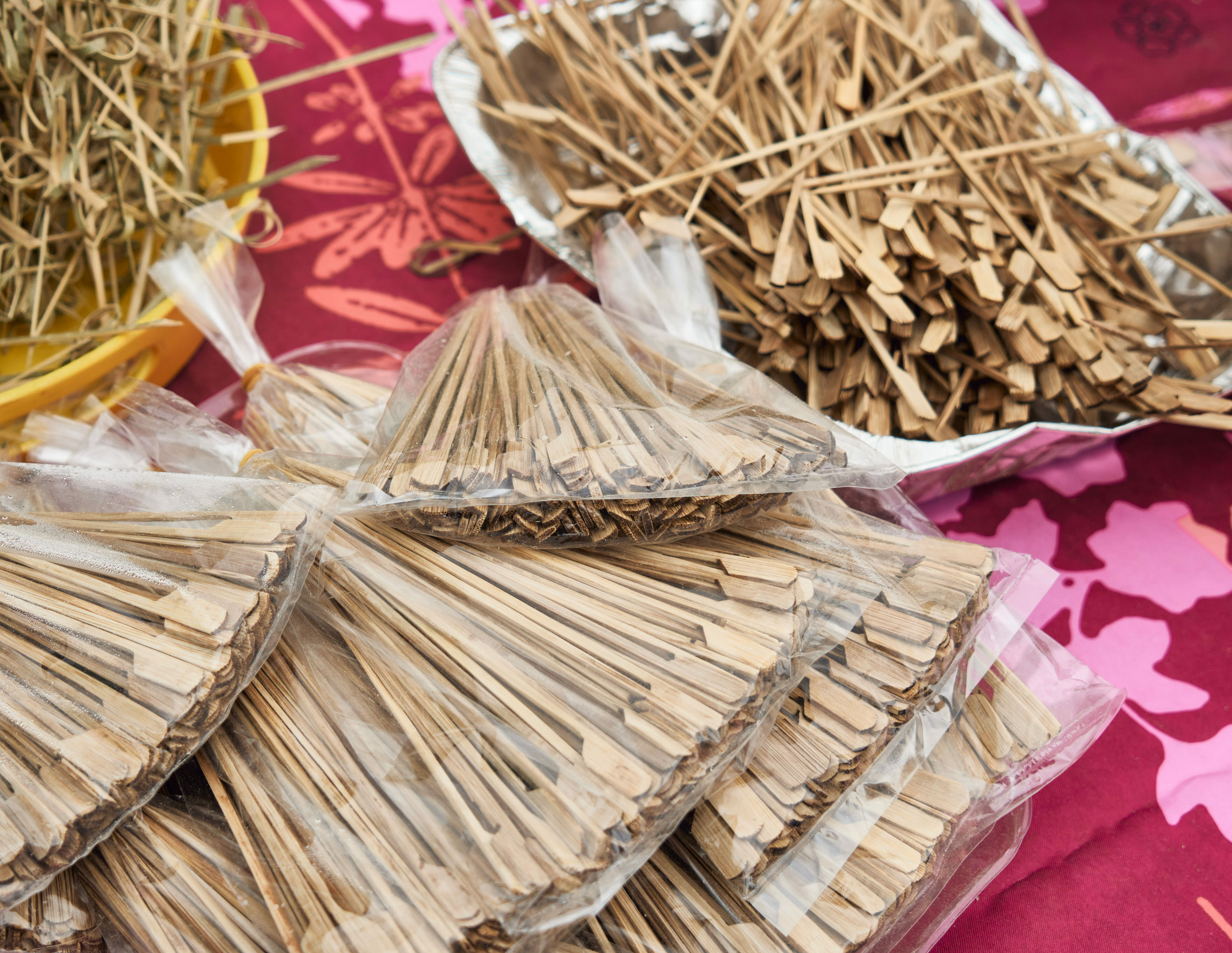 Pamplo stellt nachhaltige Produkte aus Bambus wie Rührstäbchen für Getränke oder Spieße her. Zu den Kunden zählen etwa große Hotels.