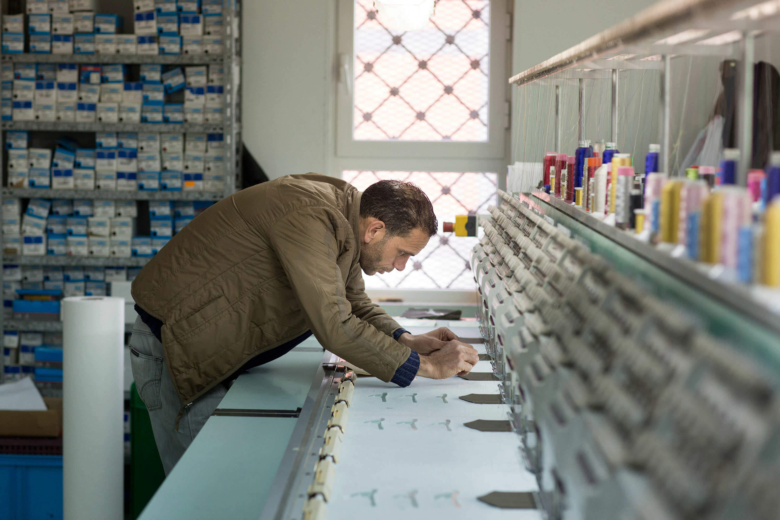 Tunisie - Employé d'une entreprise de broderie travaillant sur une machine à broder