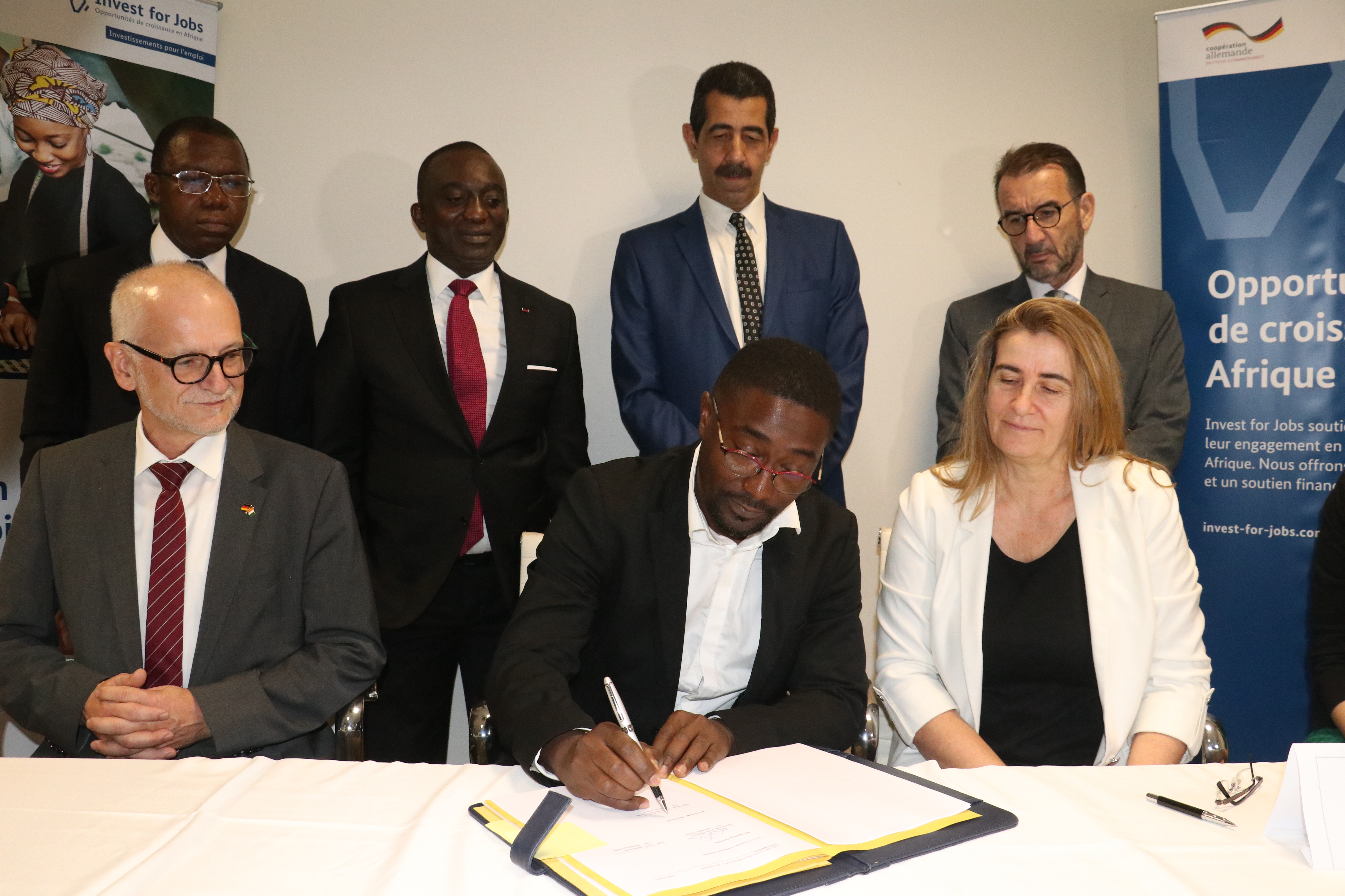 Partner company Bio Amandes and IFE sign their partnership agreement.