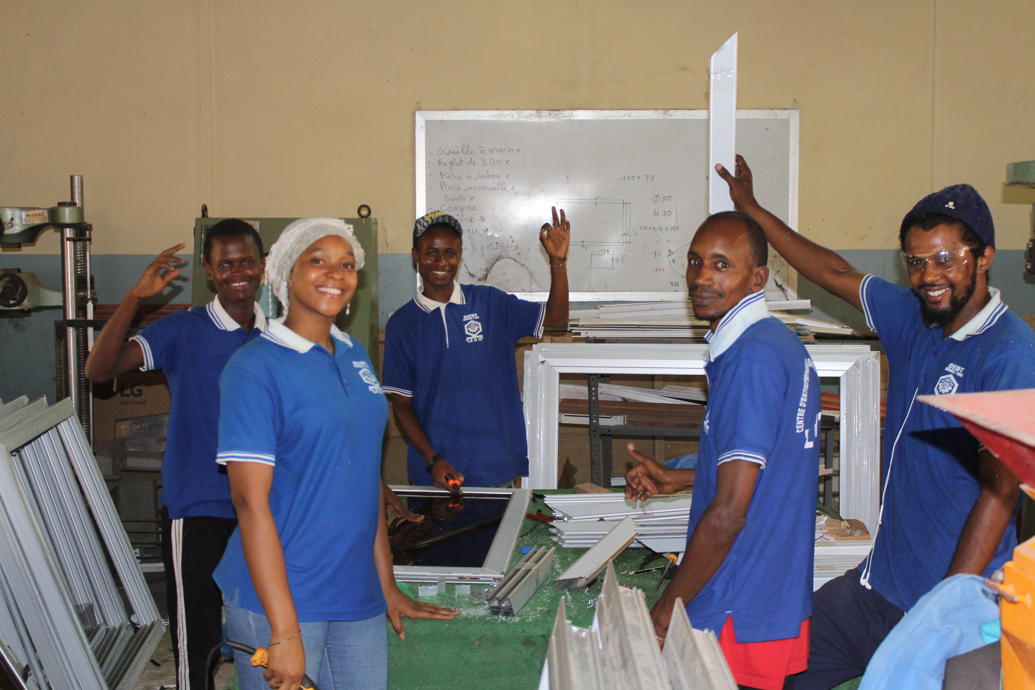 Auszubildende in Baraka erlernen in einer Werkstatt handwerkliche Fertigkeiten