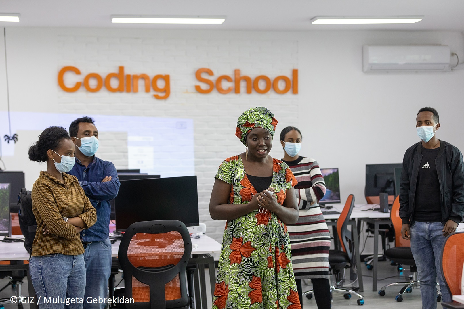 Frau des ODC - Orange Digital Center - spricht in einer Programmierschule