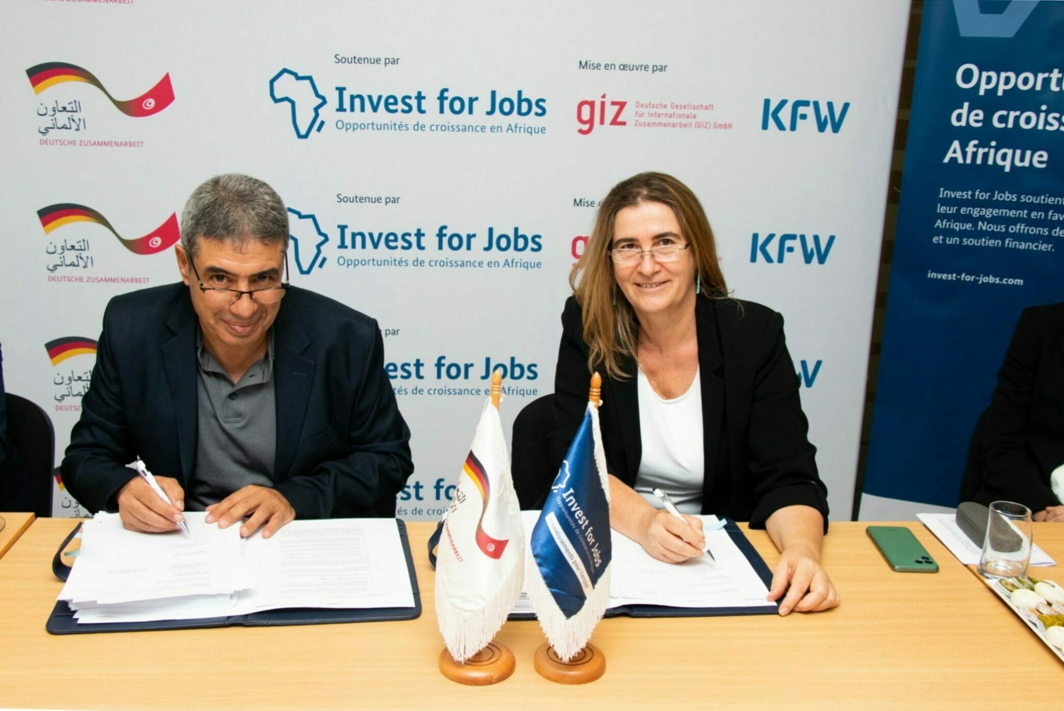 Lassaad Slama, Geschäftsführer von Soprotic, und Anke Afflerbach, Geschäftsführerin der IFB, unterzeichnen den Zuschussvertrag.