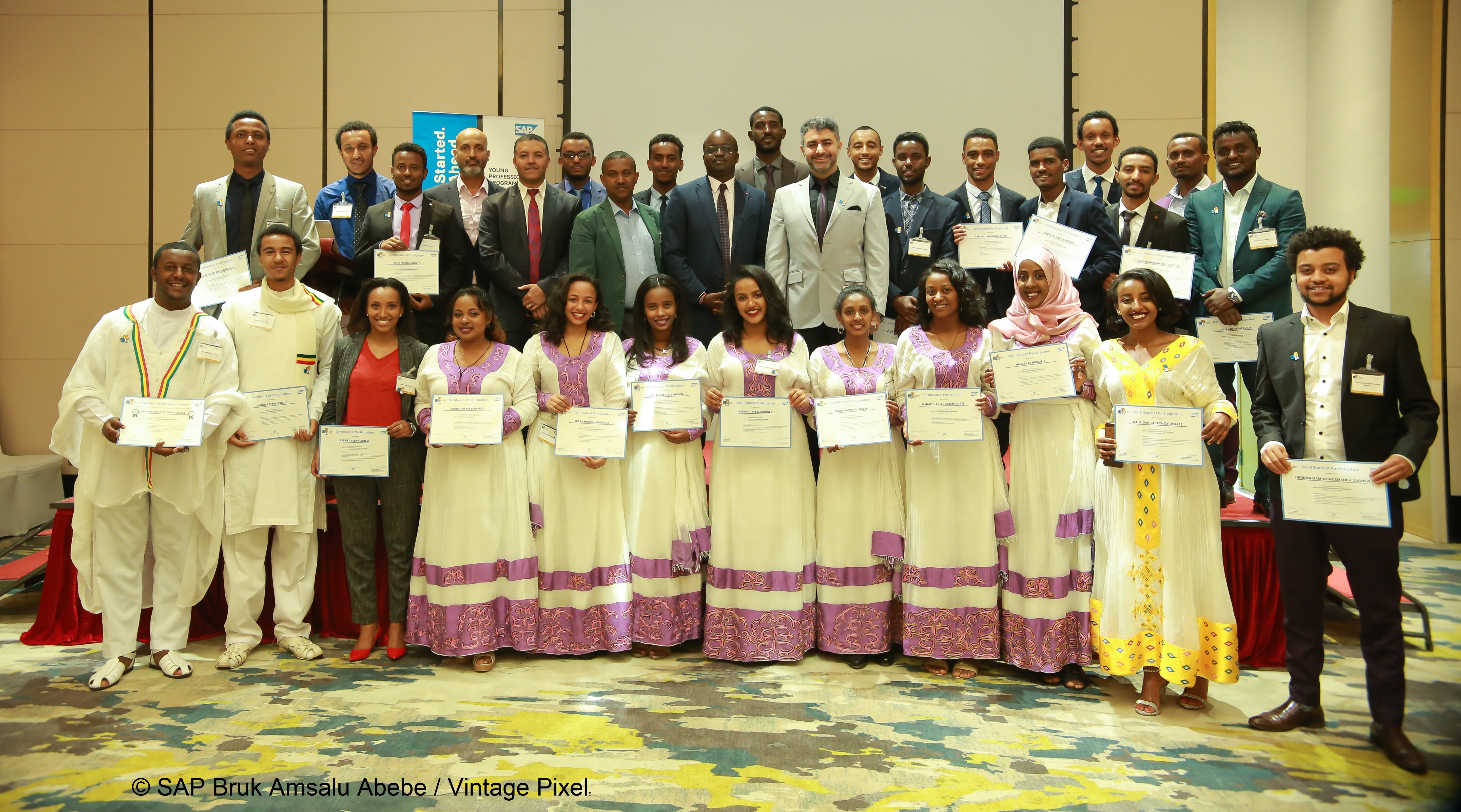 Absolventen bei einer Abschlusszeremonie  von YPP Ethiopia 2019