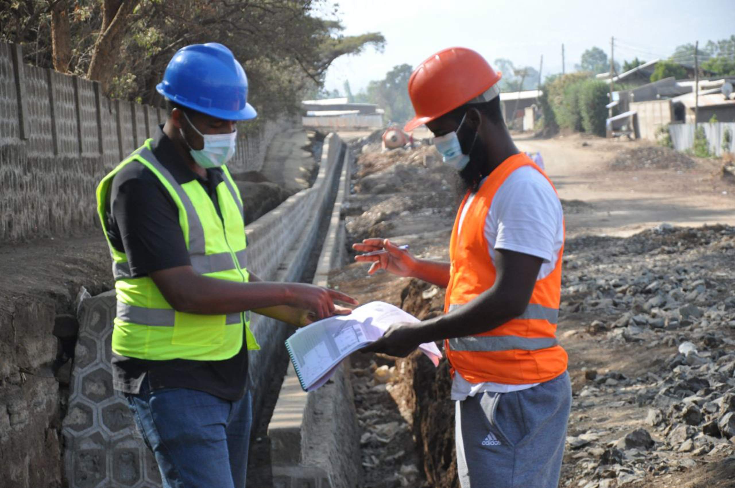 Travailleurs sur un chantier de construction de la route d'accès à la zone industrielle de Butajira