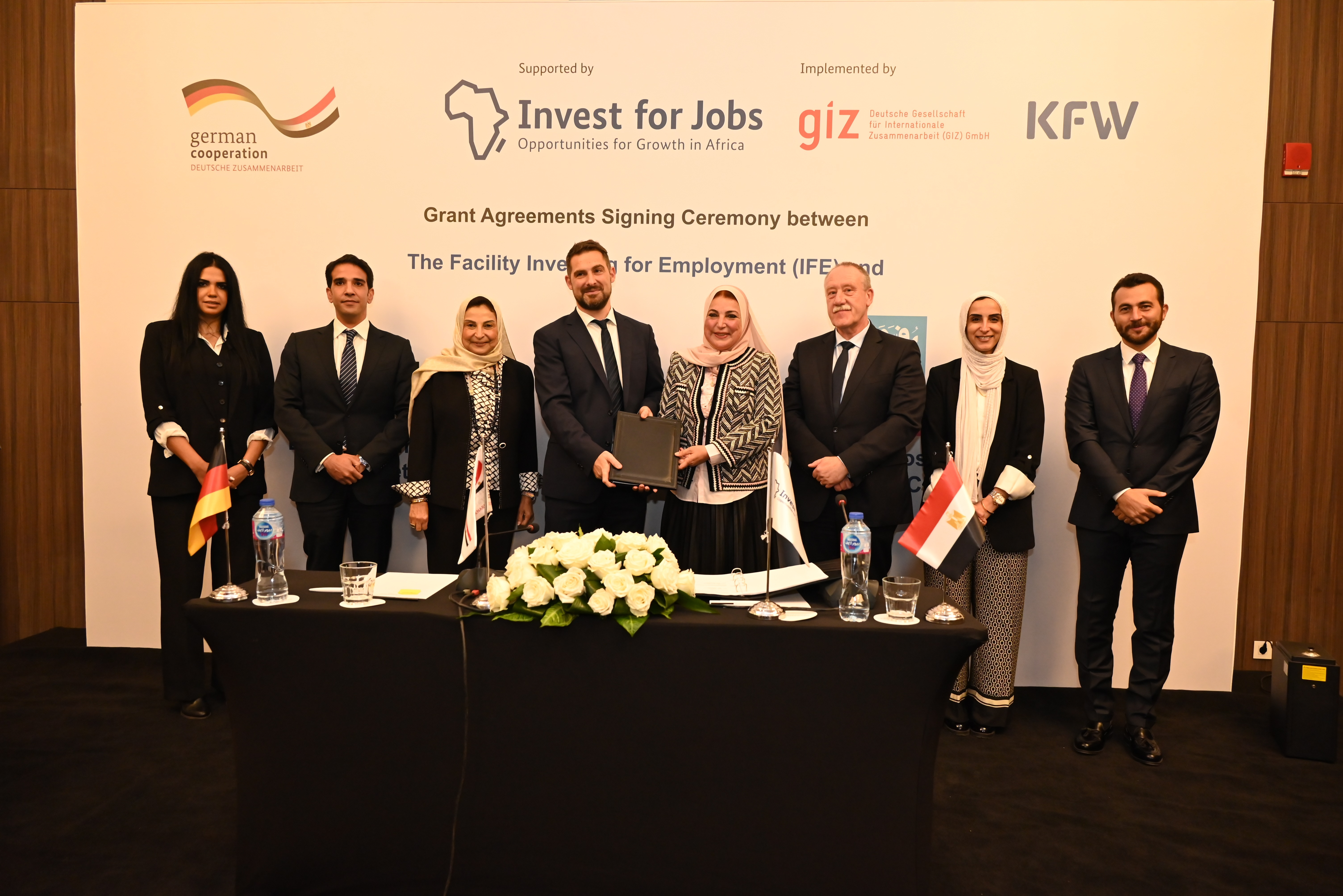 Steffen Kuhl, Managing Director of IFE, and Dr. Omaima Idris, Chairwoman of the Board of Directors of Al Rofayda Hospital, sign the grant agreement in Cairo.