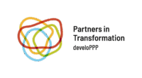 Logo von develoPPP, bunte unregelmäßige übereinanderliegende Kreislinien und Schriftzug